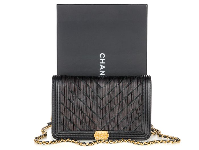 Chanel Black Pleated Crumpled Chevron Le Boy Wallet On Chain Crossbody Bag (1)