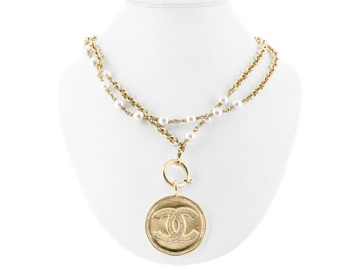 Chanel Medallion & Pearl Necklace - Image 4
